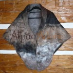 Châle triangle / poncho / foulard - alpaga naturel - feutré