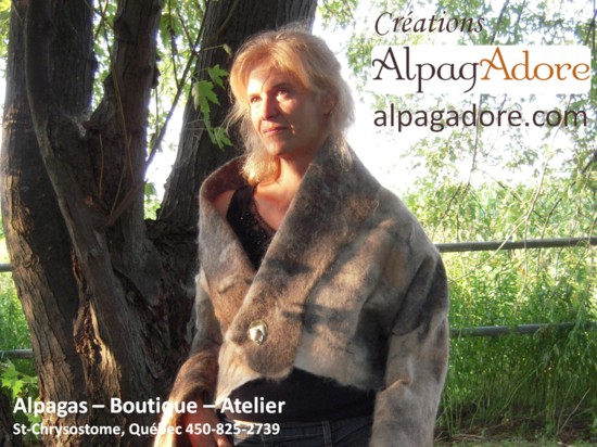 Châle créé et porté par Elisabeth Fortin, artisane et propriétaire chez AlpagAdore à St-Chrysostome, Québec